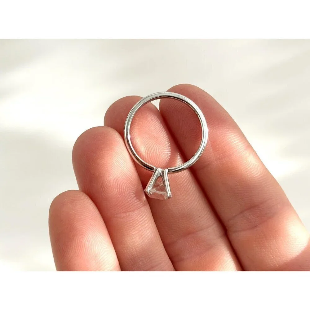 Minimalist Silver Toned Vintage Solitaire Cubic Zirconia Gemstone Ring - sz 8